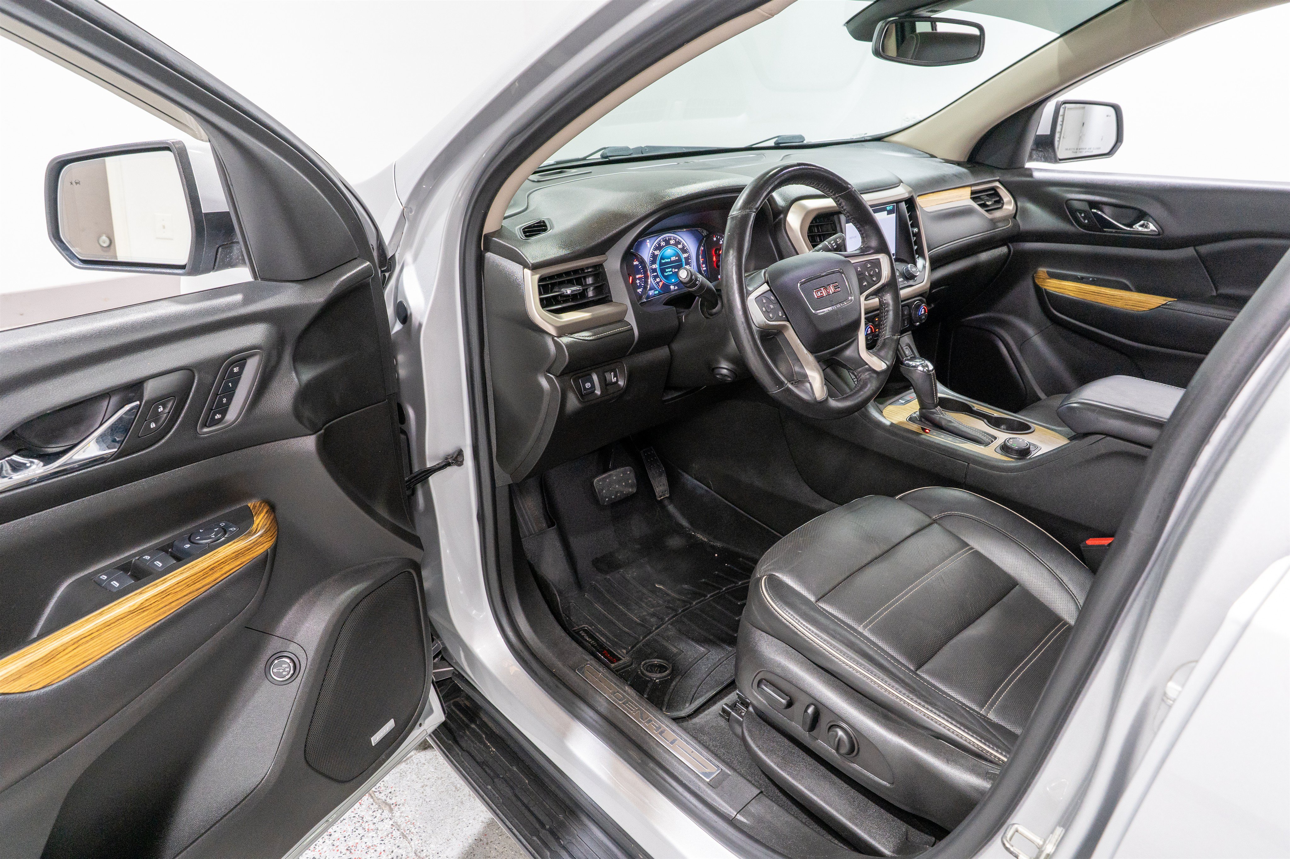 Used 2017 GMC Acadia Denali w/ Technology Package FWD image 12