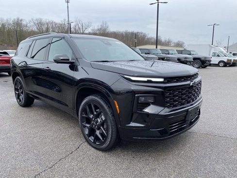 Used 2025 Chevrolet Traverse RS image 9