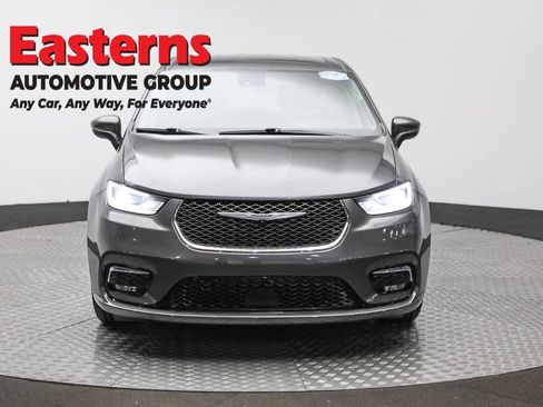 Used 2023 Chrysler Pacifica Touring-L image 2