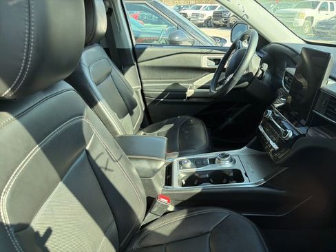 Used 2022 Ford Explorer Limited w/ Limited Technology Package image 2