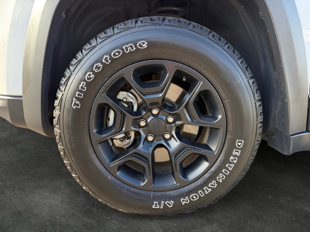 Used 2022 Jeep Cherokee Latitude AWD/4WD image 4
