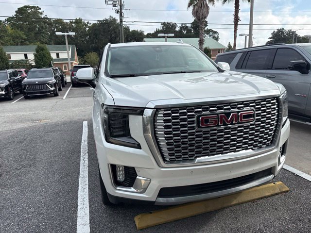 Used 2022 GMC Yukon XL Denali w/ Denali Premium Package RWD image 3