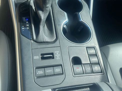 Used 2023 Toyota Highlander XLE AWD/4WD image 18