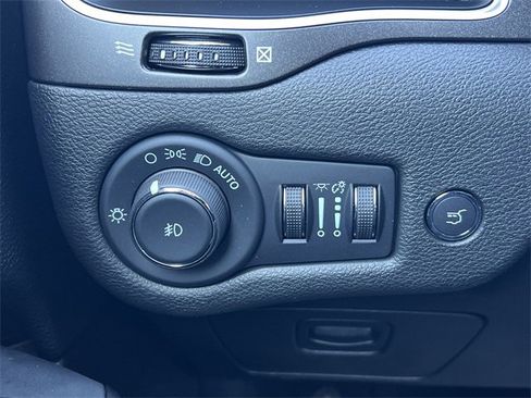 Used 2021 Jeep Cherokee Trailhawk w/ Sun, Sound & Nav Group image 23