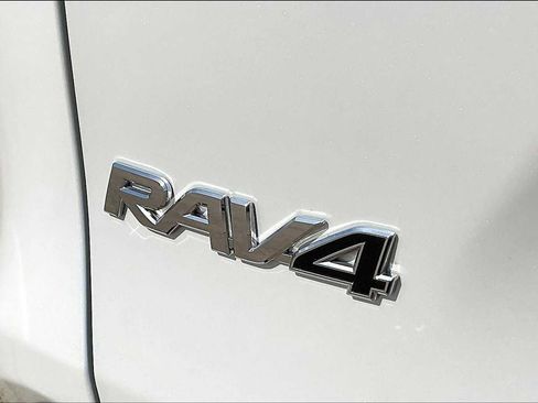 Used 2024 Toyota RAV4 SE image 9