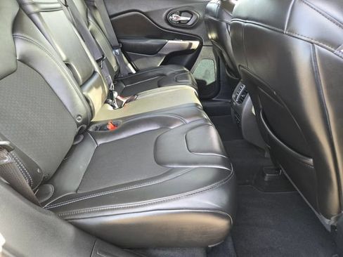 Used 2019 Jeep Cherokee Latitude Plus FWD image 14