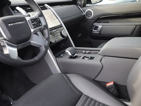 Certified 2025 Land Rover Discovery S image 22