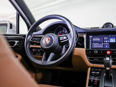 Certified 2025 Porsche Macan image 26