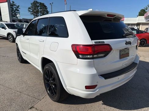 Used 2017 Jeep Grand Cherokee Altitude RWD image 8