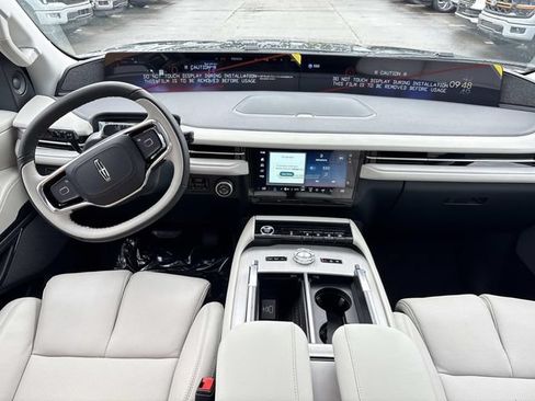 New 2026 Lincoln Navigator Reserve w/ Jet Appearance Package AWD/4WD image 16