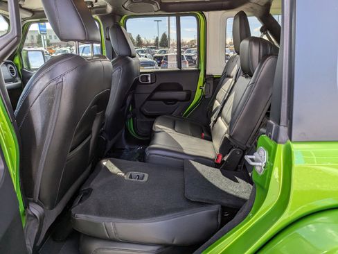 Used 2019 Jeep Wrangler Unlimited Sahara w/ Dual Top Group AWD/4WD image 28