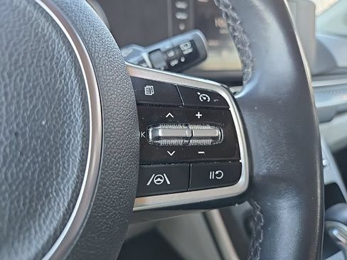 Certified 2023 Kia Carnival LX FWD image 17