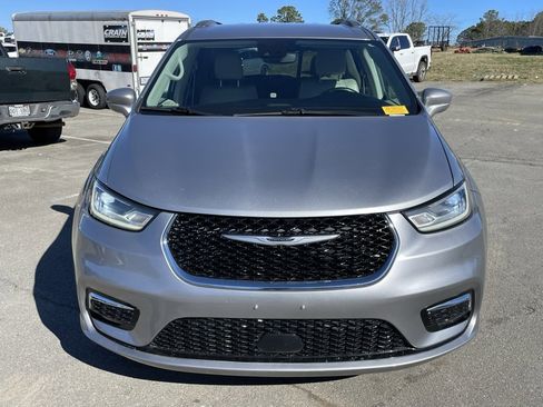 Used 2021 Chrysler Pacifica Touring-L image 2