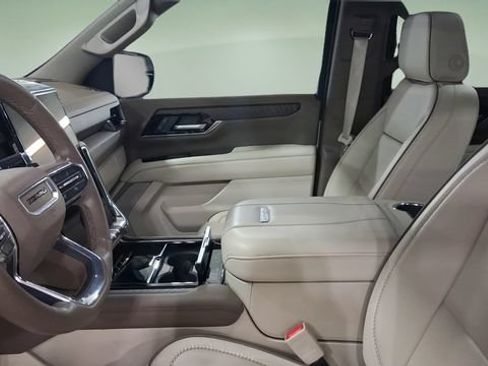 Used 2025 GMC Yukon XL Denali w/ Sun & Power Step Package AWD/4WD image 9