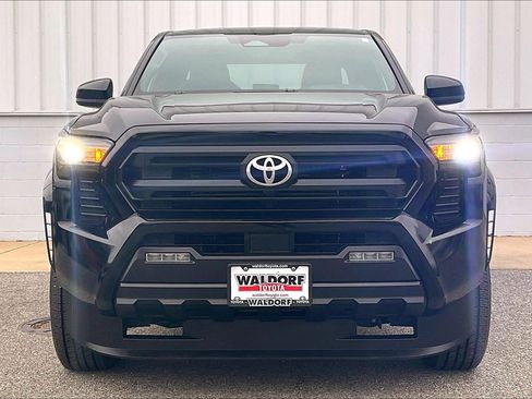 Used 2025 Toyota Tacoma SR5 image 3