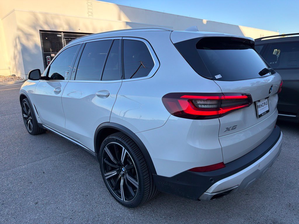Used 2022 BMW X5 xDrive40i w/ Premium Package AWD/4WD image 3