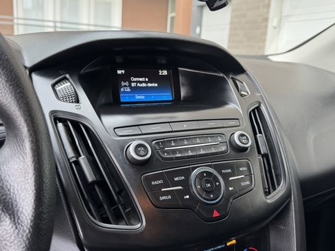 Used 2018 Ford Focus SE w/ SE Appearance Package image 17