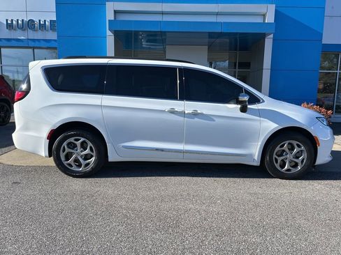Used 2023 Chrysler Pacifica Limited w/ Uconnect Theater Family Group image 3