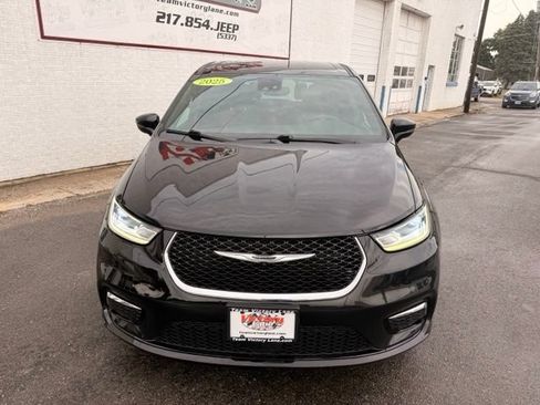 Used 2025 Chrysler Pacifica Select FWD image 3
