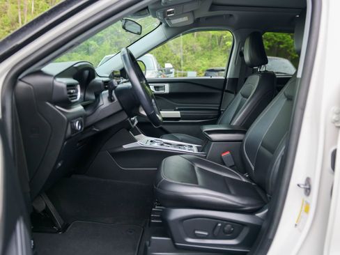 Used 2023 Ford Explorer XLT w/ Equipment Group 202A AWD/4WD image 17