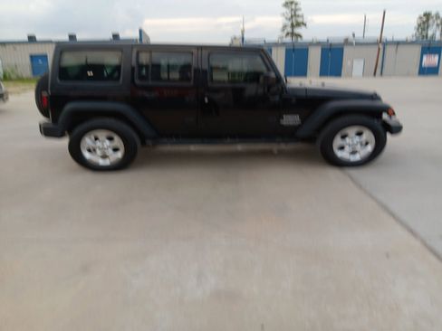 Used 2015 Jeep Wrangler Unlimited Sport w/ Connectivity Group AWD/4WD image 7