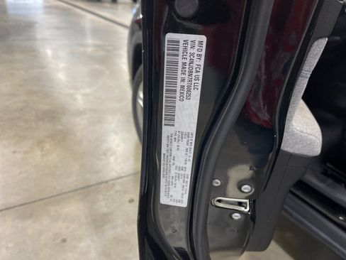 Used 2024 Jeep Compass Latitude AWD/4WD image 32