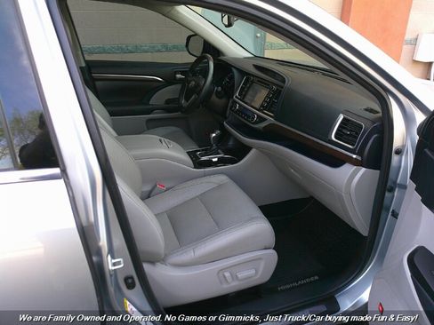 Used 2015 Toyota Highlander Limited image 32