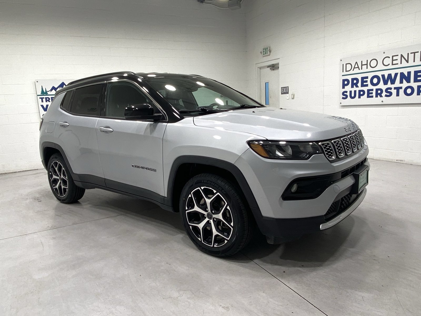 Used 2025 Jeep Compass Limited AWD/4WD image 2