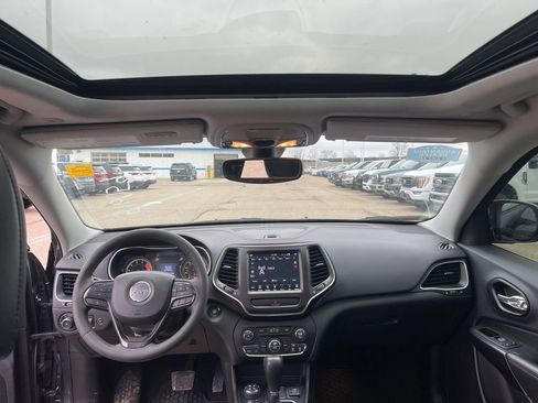 Used 2022 Jeep Cherokee Trailhawk w/ Sun & Sound Group image 14