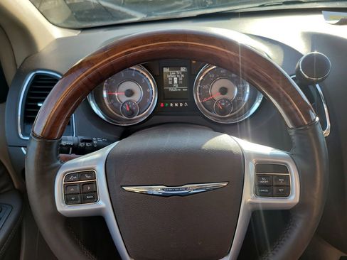 Used 2013 Chrysler Town & Country Limited w/ Luxury Group image 28