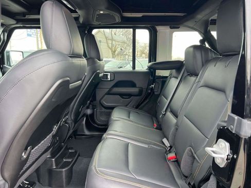 Used 2025 Jeep Wrangler Sahara image 10