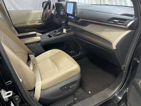 Used 2022 Toyota Sienna Limited image 26