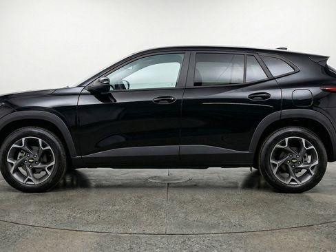 Used 2025 Chevrolet Trax LT w/ LT Convenience Package image 5