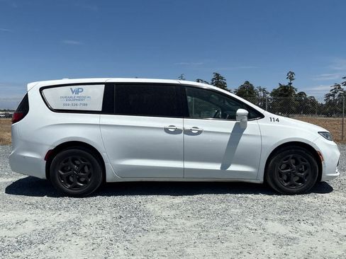 Used 2022 Chrysler Pacifica Limited w/ S Appearance Package FWD image 9