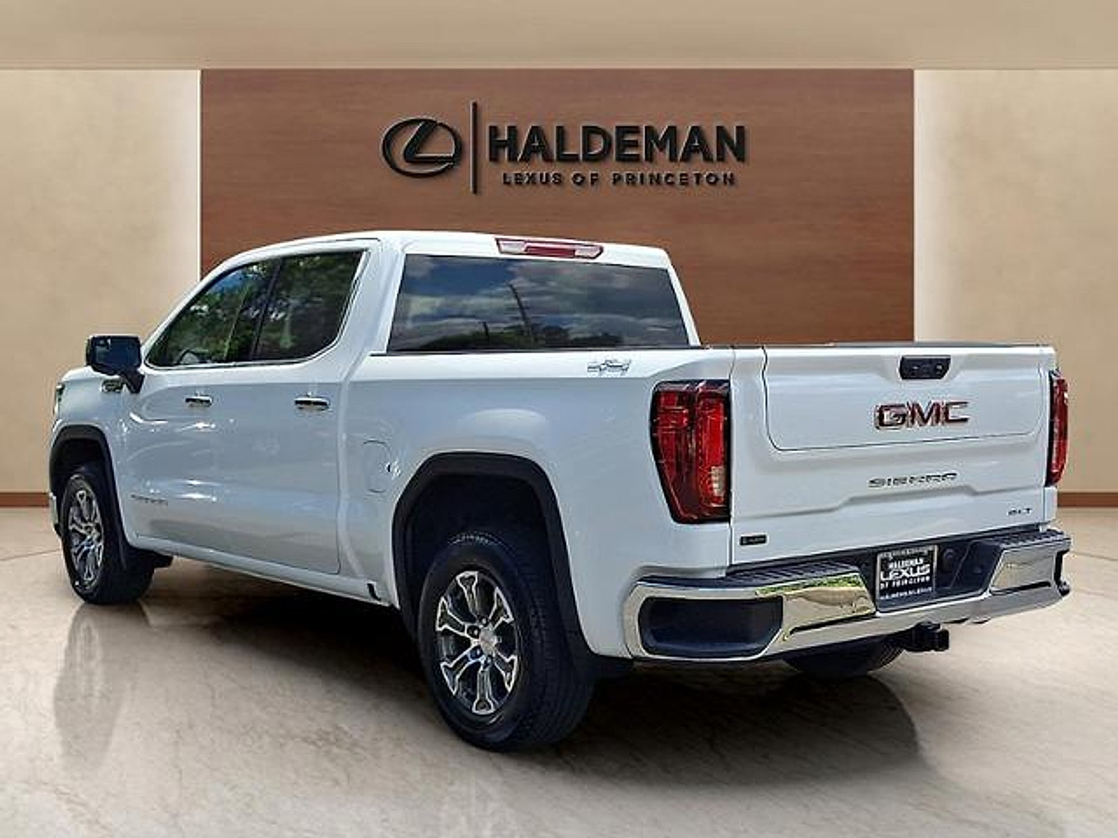 Used 2026 GMC Sierra 1500 SLT AWD/4WD image 4