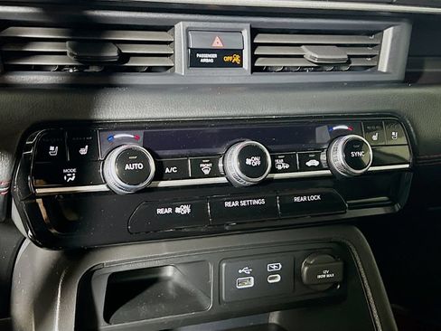 Used 2025 Honda Pilot Black Edition image 15