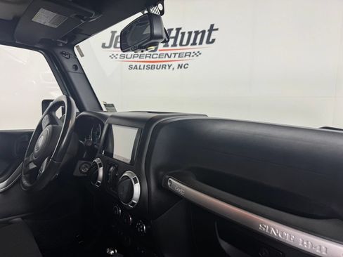 Used 2015 Jeep Wrangler Unlimited Sahara w/ Connectivity Group AWD/4WD image 25