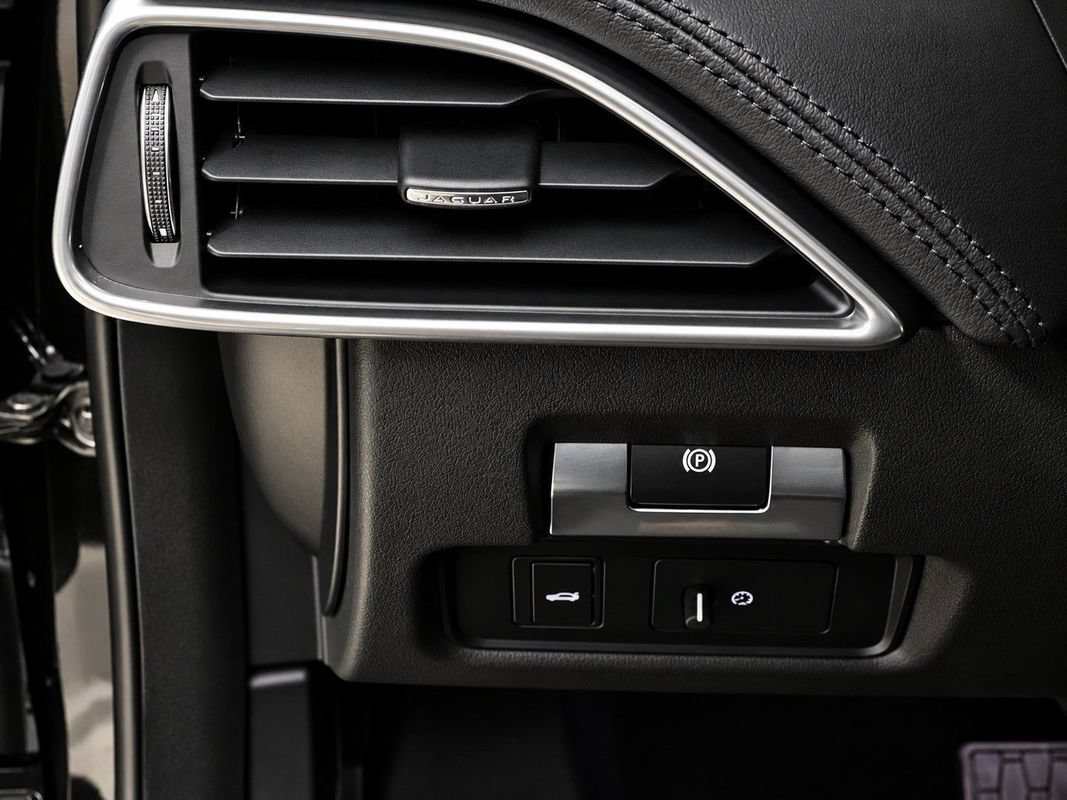 Used 2020 Jaguar XE S AWD/4WD image 25
