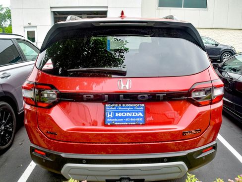 Used 2025 Honda Pilot TrailSport image 6