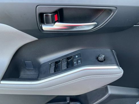 Used 2022 Toyota Highlander XLE FWD image 15