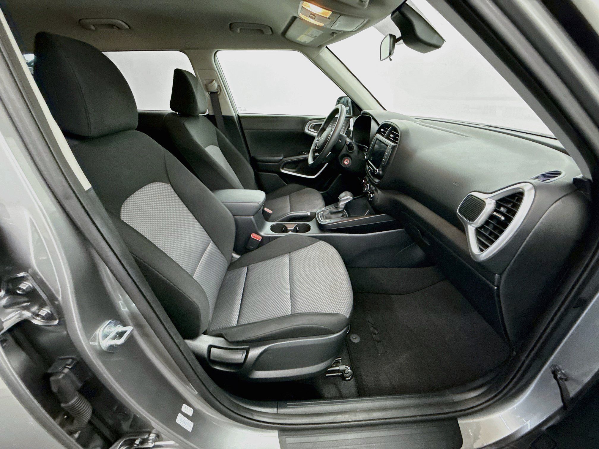 Used 2025 Kia Soul LX w/ LX Technology Package FWD image 29