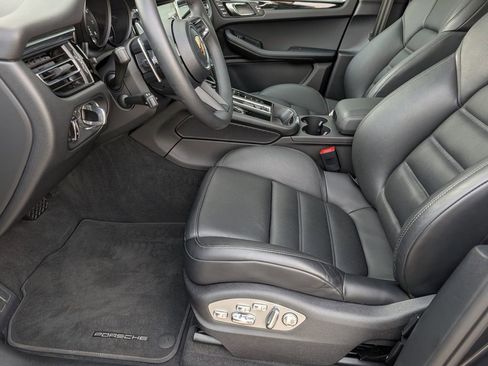 Certified 2025 Porsche Macan AWD/4WD image 26