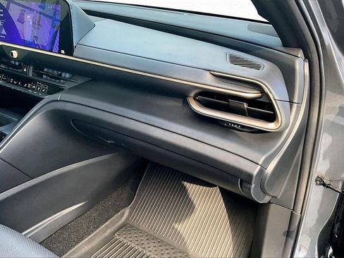 Used 2023 Toyota Crown Limited image 25