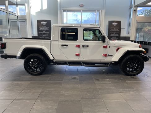 Used 2025 Jeep Gladiator Sport AWD/4WD image 11