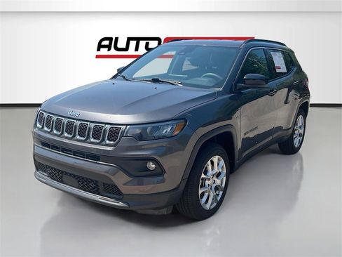 Used 2023 Jeep Compass Latitude image 3
