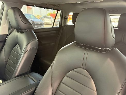 Used 2024 Toyota Highlander XLE image 24
