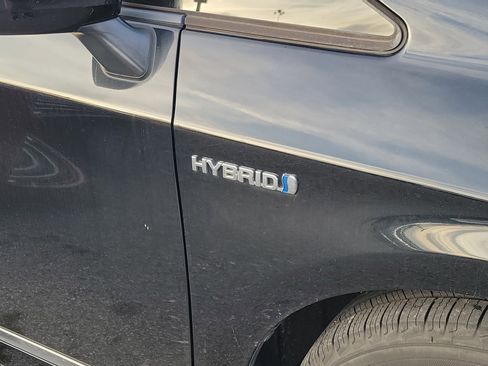 Used 2014 Toyota Prius Three image 11