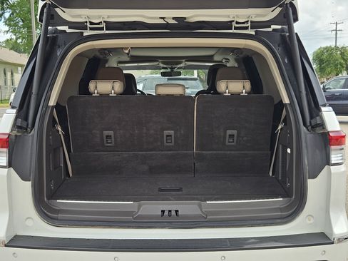 Used 2023 Lincoln Navigator Reserve AWD/4WD image 9