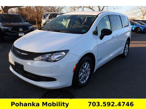 Used 2024 Chrysler Voyager LX image 5