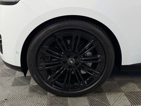 New 2025 Land Rover Range Rover SE AWD/4WD image 16
